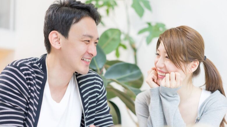 顔合わせで楽しそうに話す男女のイメージ