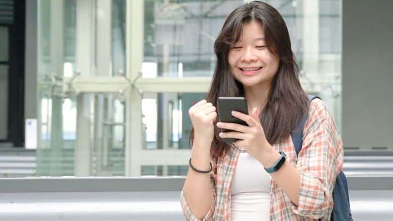太パパとマッチングして喜ぶ女性のイメージ