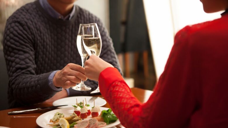 楽しく食事をする男女のイメージ