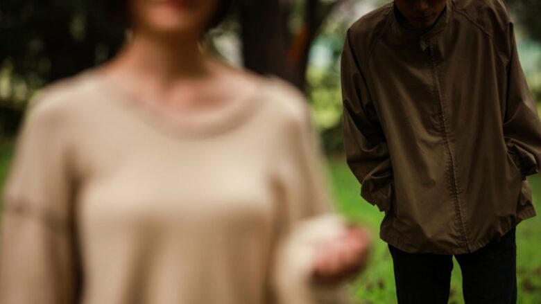 女性に忍び寄る詐欺師のイメージ