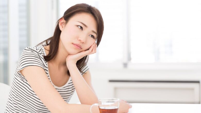 既婚者であることを伝えるか悩んでいる女性のイメージ