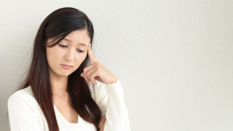 交通費とお手当の考え方に悩む女性のイメージ