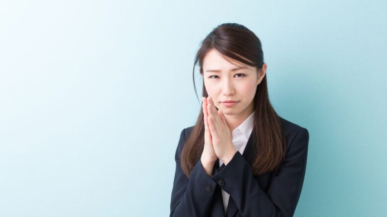 男性に交通費支給をお願いする女性のイメージ