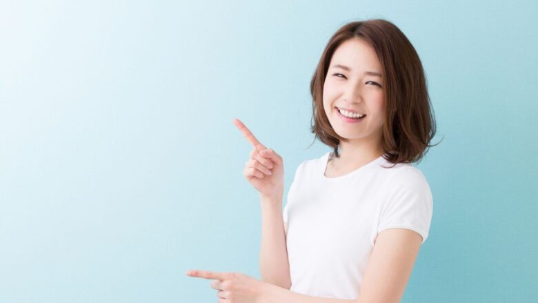 大学生が安全にパパ活を始めるための基礎知識を教える女性のイメージ