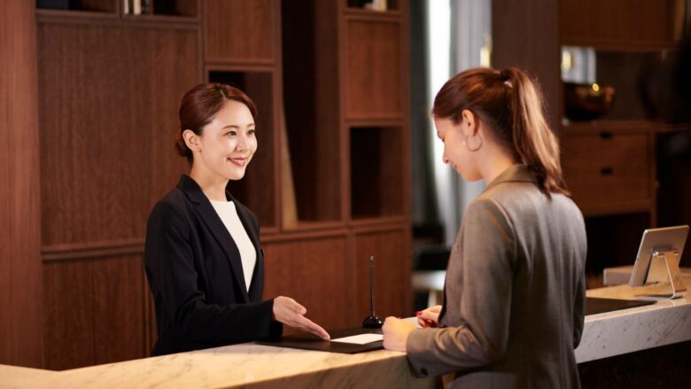 交際クラブの説明を受ける女子大生のイメージ