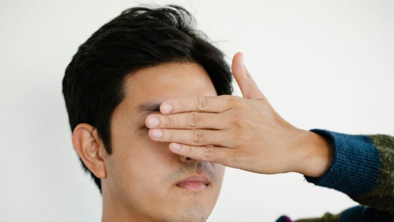 身バレ防止のためにシュガーダディのステルスモードを利用する男性のイメージ