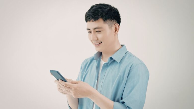 パパ活アプリで女性のプロフィールを見る男性のイメージ