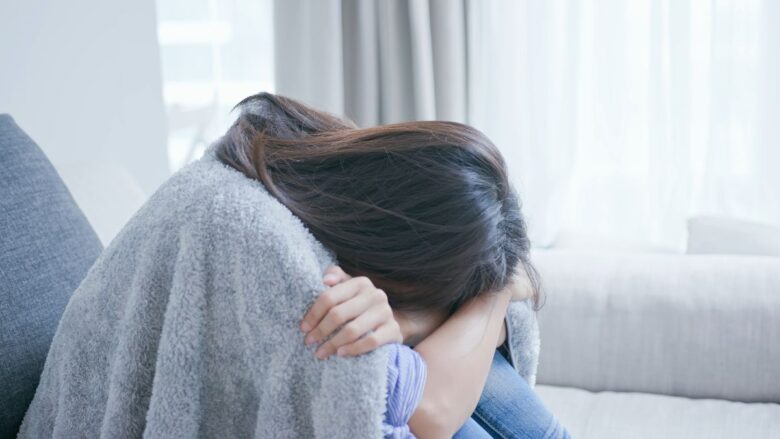 援交をしてしまい落ち込む女性のイメージ