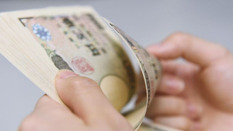 稼いだお金を数える女性のイメージ