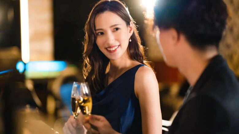 パパ活相手と食事をする女性のイメージ