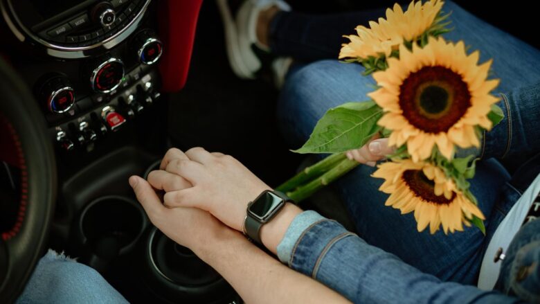 車内プチをする男女のイメージ