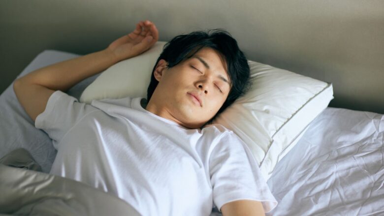 寝坊する男性のイメージ