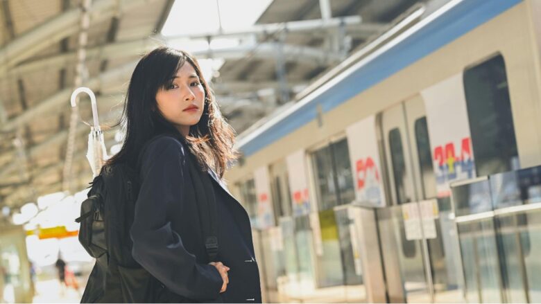 ドタキャンされて帰る女性のイメージ