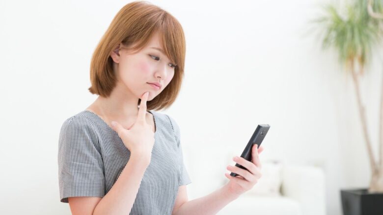 サイポリに見つからないか不安な女性のイメージ