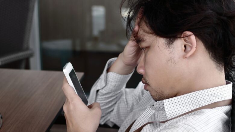 サイポリに目を付けられて悩んでいる男性のイメージ