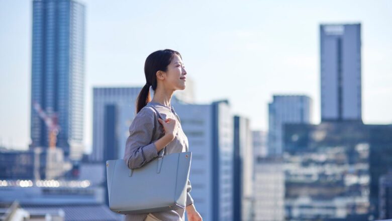 最小限の持ち物で顔合わせに向かう女性のイメージ