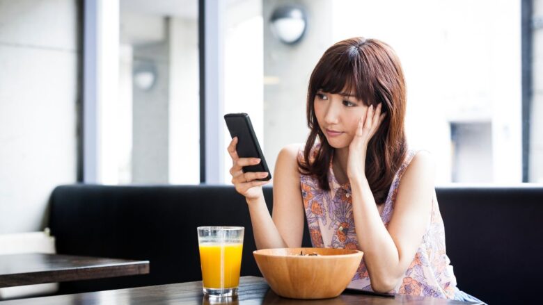 パパ活アプリのいいねが増えずに悩んでいる女性のイメージ