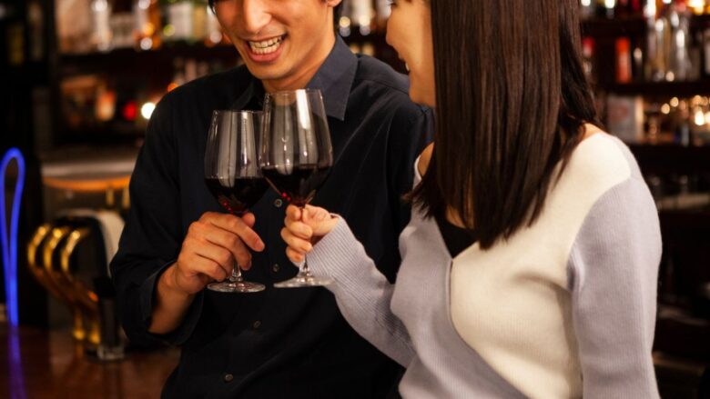 パパ活のデートでお酒を飲む男女のイメージ