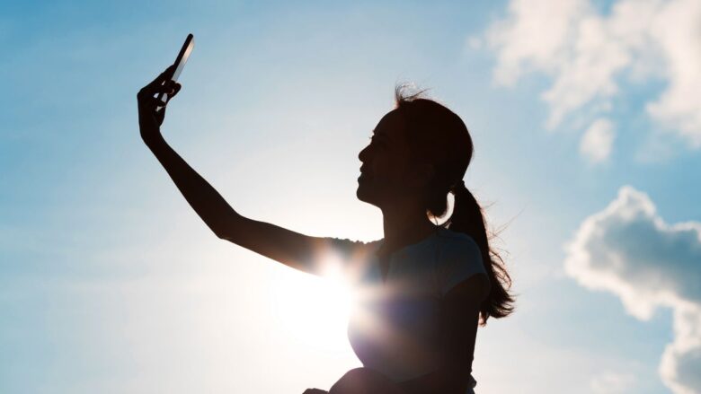 プロフィール写真を上手く撮る女性のイメージ