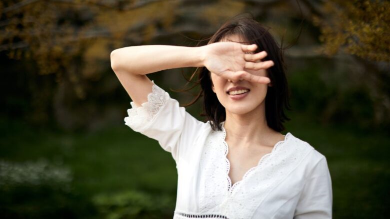 顔出しを避ける女性のイメージ