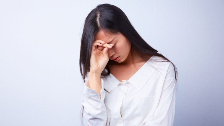 トラブルに巻き込まれて悩む女性のイメージ