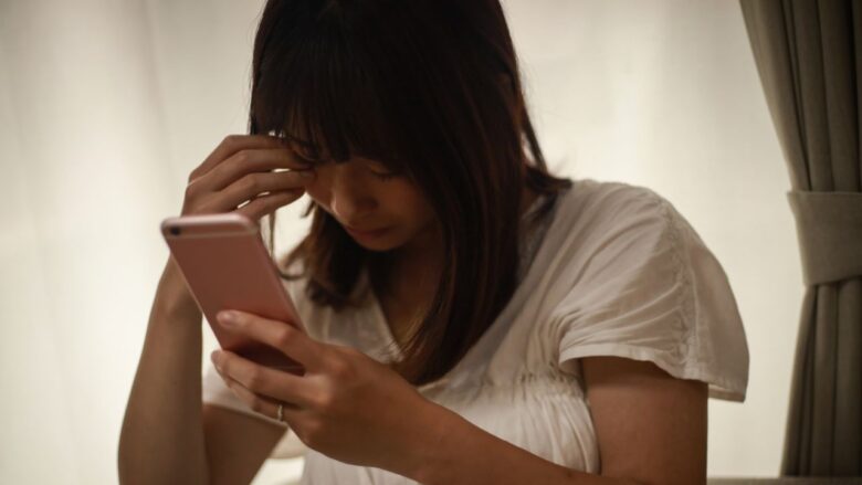 辛そうな女性のイメージ