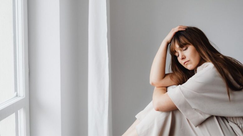 悩む女性のイメージ