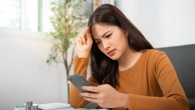 悩んでいる女性のイメージ