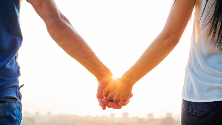 手を繋ぐ男女のイメージ