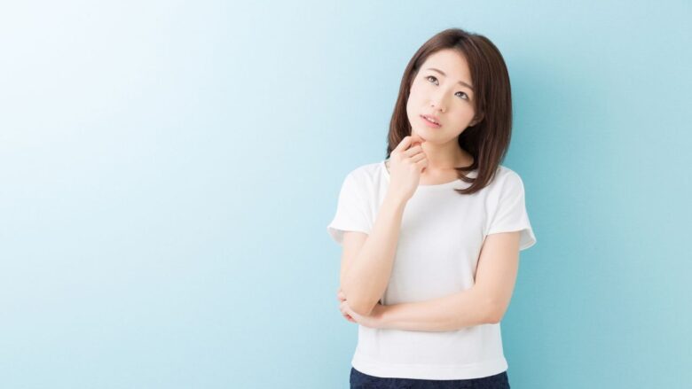 出会い系サイトでパパ活ができるか悩む女性のイメージ