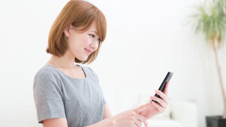 パパ活アプリで初回メッセージを送る女性のイメージ