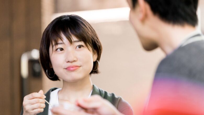カフェで顔合わせをする男女のイメージ