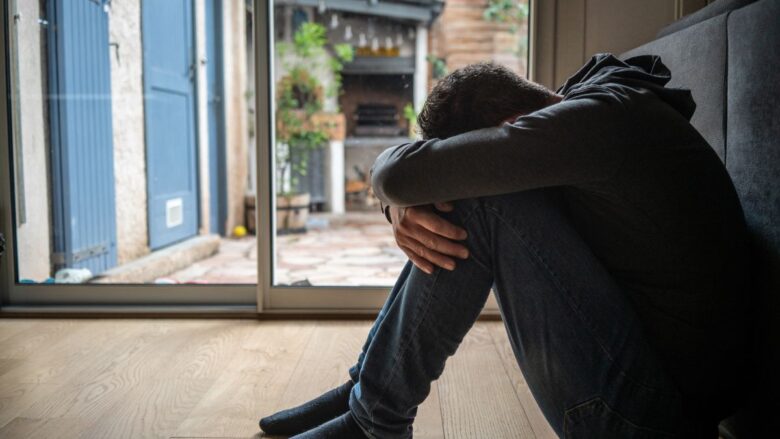 顔合わせに失敗して落ち込む男性のイメージ