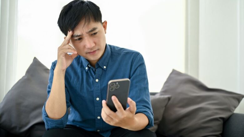 Xで業者に遭遇してしまい困っている男性のイメージ