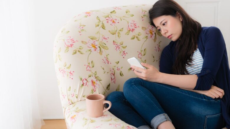 失敗して落ち込む女性のイメージ