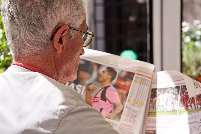 新聞を読む老人男性