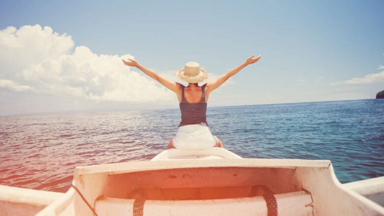 旅行を楽しむ女性のイメージ