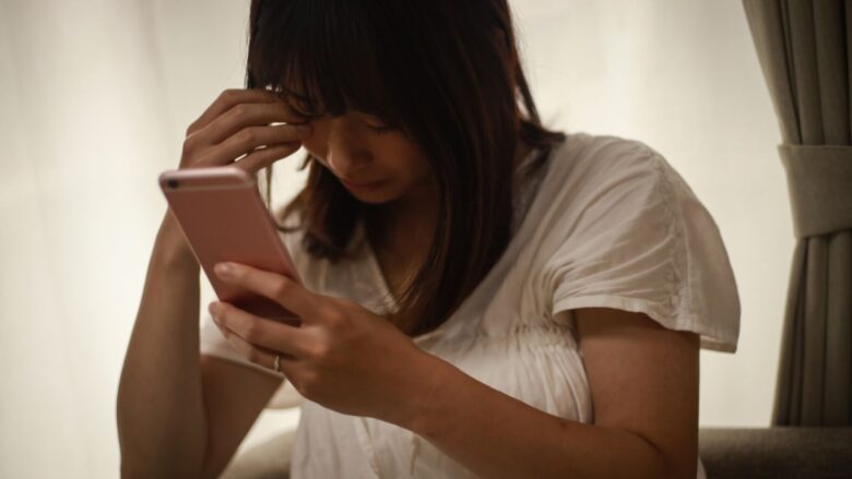 相手との関係に悩む女性のイメージ