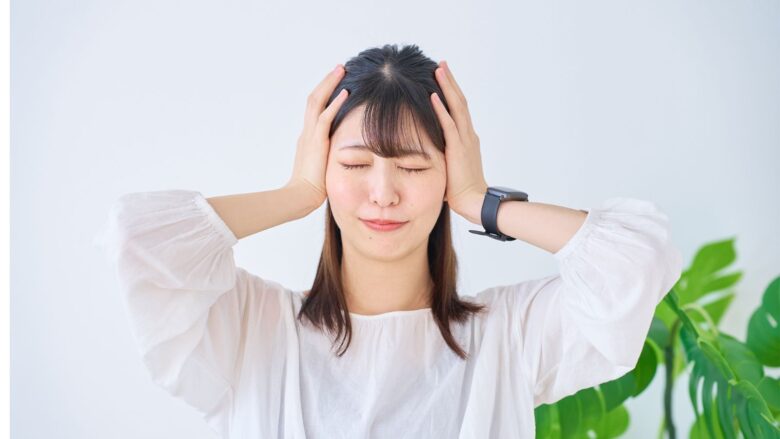 本名を教えるべきか悩む女性のイメージ