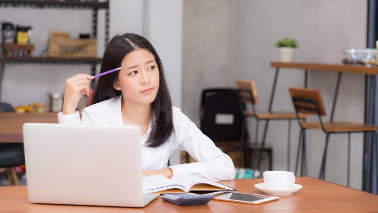 偽名を考える女性のイメージ