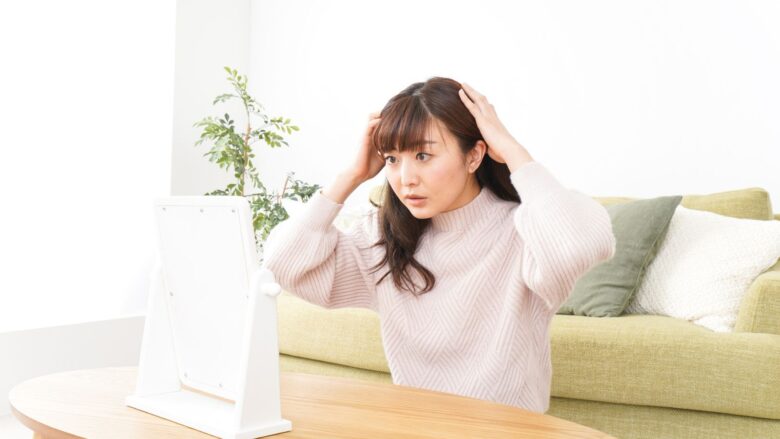 個人情報を知られて驚く女性のイメージ