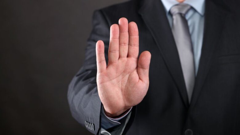 業者や要注意人物をブロックする男性のイメージ