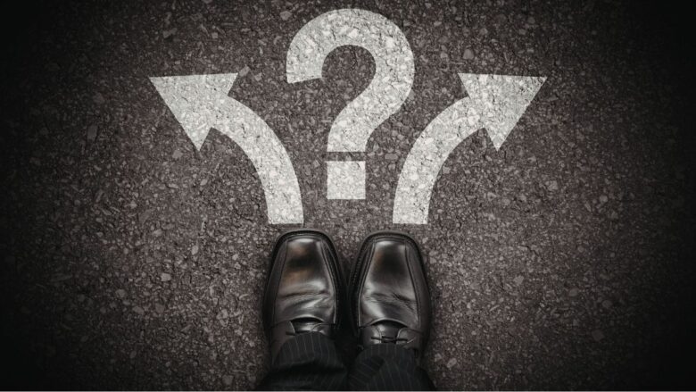 どのパパ活アプリを利用するか決断する男性のイメージ