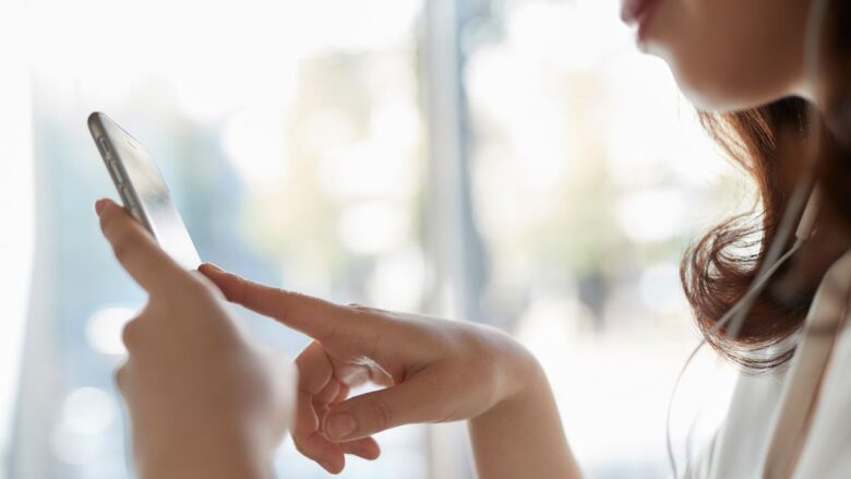 パパ活でLINE交換するか悩む女性のイメージ