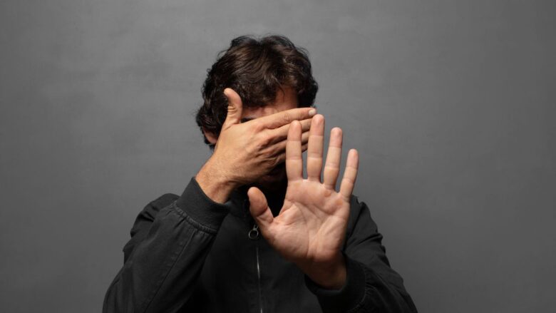 茶飯を避ける男性のイメージ