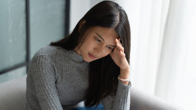 失敗して悩む女性のイメージ