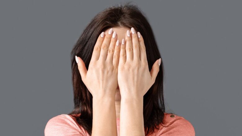 身バレを恐れて顔写真を載せたくない女性のイメージ