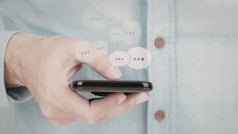 メッセージを送る男性のイメージ