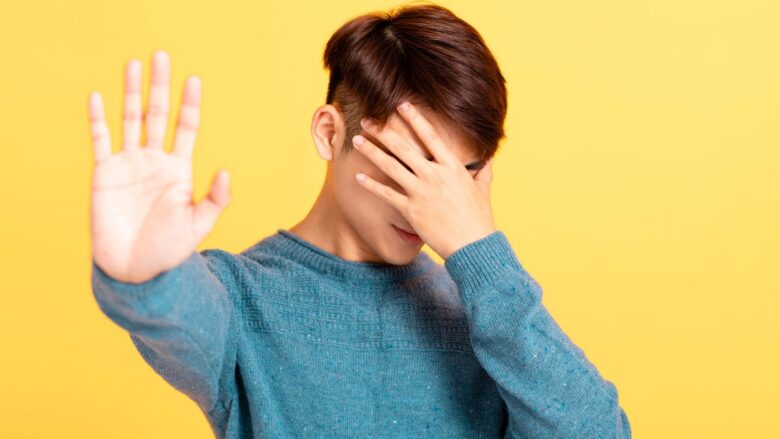 身バレが怖い男性のイメージ