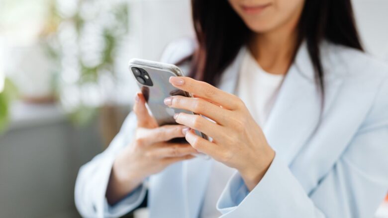 パパ活アプリの男性プロフィールを見る女性のイメージ